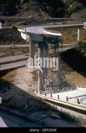 Das Northridge-Erdbeben vom 17. Januar 1994 (4:30am) verursachte erhebliche Schäden an Gebäuden und Infrastruktur. Das Northridge-Beben war ein blindes Erdbeben der Stärke 6,7, das sich in der Region San Fernando Valley der Stadt Los Angeles ereignete. Das Beben hatte eine Dauer von etwa 10Ð20 Sekunden und seine maximale Bodenbeschleunigung von 1,82 g war die höchste, die jemals in einem städtischen Gebiet Nordamerikas gemessen wurde. Die Zahl der Todesopfer betrug 57, mehr als 9.000 wurden verletzt. Kredit: USGS Stockfoto