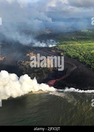 Kilauea Volcano - lva Flow und aktiver Ozean Eintrag. Blick von einem Hubschrauber auf den kanalisierten Lavastrom. Der Fissurenkomplex ist in der oberen Bildmitte sichtbar. Credit HVO/USGS Stockfoto