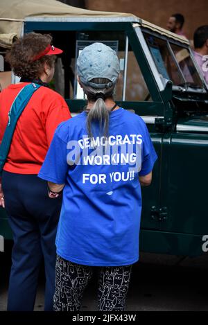 Eine Frau mit einem T-Shirt, die die Wähler auffordert, bei den bevorstehenden Wahlen für demokratische Kandidaten zu stimmen, besucht eine Oldtimer-Show in Santa Fe, New Mexico Stockfoto