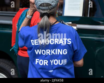 Eine Frau mit einem T-Shirt, die die Wähler auffordert, bei den bevorstehenden Wahlen für demokratische Kandidaten zu stimmen, besucht eine Oldtimer-Show in Santa Fe, New Mexico Stockfoto