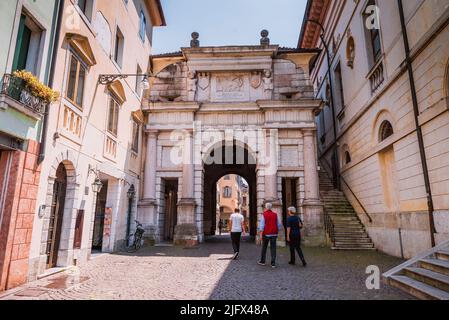 Nordseite. Das Tor von Dojona, Porta Dojona, ist eines der drei Tore der alten Mauern von Belluno, die bis heute erhalten geblieben sind. Dieses fa Stockfoto