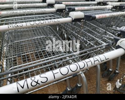 Einkaufswagen bei M&S ​​Foodhall Liverpool. VEREINIGTES KÖNIGREICH Stockfoto