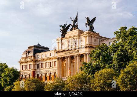 Detailfassade. Der Palast von Fomento, auch bekannt als das Ministerium für Landwirtschaft Gebäude, ist ein Bürogebäude aus dem 19. Jahrhundert in Madrid, Spanien. De Stockfoto