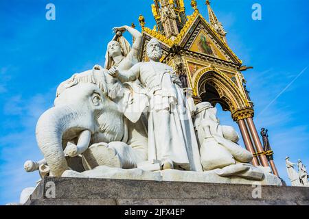 Allegorische Skulpturen. „Asia“-Gruppe von John Henry Foley. Das Albert Memorial, direkt nördlich der Royal Albert Hall in Kensington Gardens, London, Stockfoto