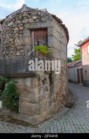 Altes historisches Haus aus Granitsteinen in einem Dorf (Sao Paio) in Serra da Estrela, Portugal Stockfoto