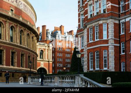 Das Herrenhaus Albert Court und die Royal Albert Hall. South Kensington, London, United Kindom, Europa Stockfoto