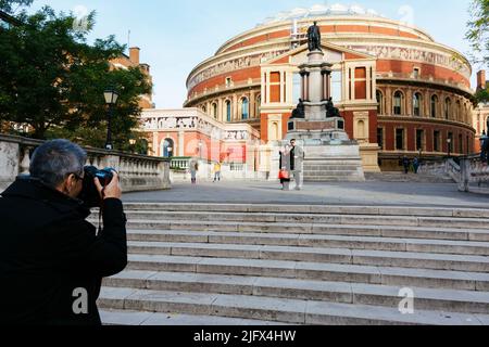 Die Royal Albert Hall und das Denkmal für die große Ausstellung von der Prince Consort Road aus gesehen. South Kensington, London, United Kindom, Europa Stockfoto
