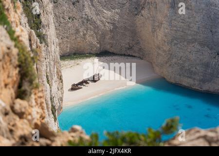 Eine Luftaufnahme der Insel Zakynthos in Griechenland mit einem Schiffswrack und klarem Wasser Stockfoto