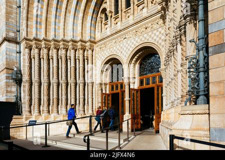 Eingang, romanisches Portal. Die Hauptfassade des Naturhistorischen Museums. Das Natural History Museum in London ist ein Naturkundemuseum, das ausgestellt wird Stockfoto