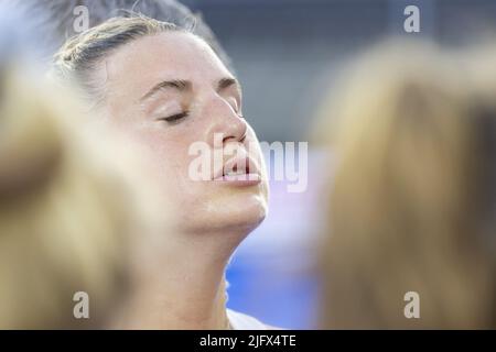 AMSTERDAM - Balende Lily Owsley (eng) mit ihrem internationalen Spiel von 100. nach dem Spiel zwischen Neuseeland und England bei den Eishockey-Weltmeisterschaften im Wagener-Stadion, am 5. Juli 2022 in Amsterdam. ANP WILLEM VERNES Stockfoto