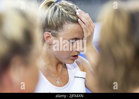 AMSTERDAM - Balende Lily Owsley (eng) mit ihrem internationalen Spiel von 100. nach dem Spiel zwischen Neuseeland und England bei den Eishockey-Weltmeisterschaften im Wagener-Stadion, am 5. Juli 2022 in Amsterdam. ANP WILLEM VERNES Stockfoto