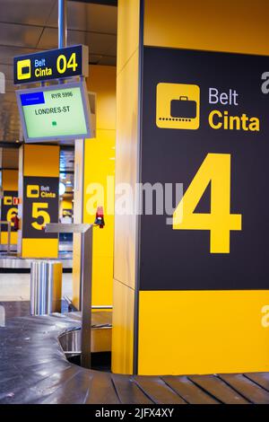 Gepäckabgabeband. Flughafen Adolfo Suárez Madrid-Barajas, allgemein bekannt als Flughafen Madrid-Barajas. Barajas, Madrid, Comunidad de Madrid, Spanien, Stockfoto