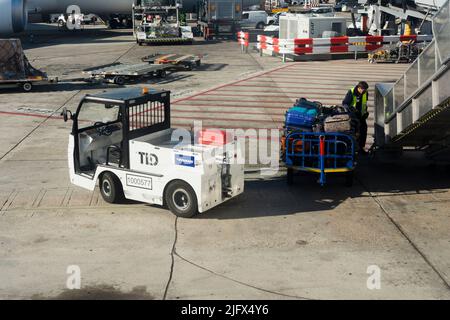 Flughafenfahrzeug mit Gepäckwagen. Flughafen Adolfo Suárez Madrid-Barajas, allgemein bekannt als Flughafen Madrid-Barajas. Barajas, Madrid, Co Stockfoto