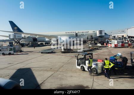 Saudia Aircraft, Boeing Dreamliner 787-900, umgeben von Bodenausrüstung. Saudia, früher bekannt als Saudi Arabian Airlines, ist die Flaggenträger von S Stockfoto