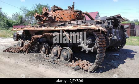 Zerstörter Panzer auf der Straße des Dorfes der Ukraine Stockfoto