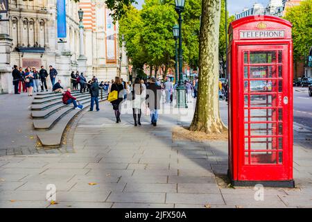 Rote Telefondose neben dem Victoria and Albert Museum. Die rote Telefonzelle, ein Telefonkioské für ein öffentliches Telefon, das von Sir Giles Gilbert SC entworfen wurde Stockfoto