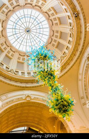 Der V&A Rotunda Kronleuchter, oft als V&A Kronleuchter bekannt und ursprünglich als Ice Blue und Spring Green Kronleuchter bezeichnet, ist eine Glasskulptur von Dale Chi Stockfoto