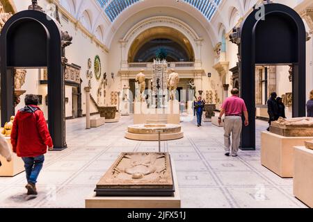 Mittelalter und Renaissance, Zimmer 50a, Paul und Jill Ruddock Gallery. Victoria and Albert Museum, South Kensington. Royal Borough of Kensington and Che Stockfoto