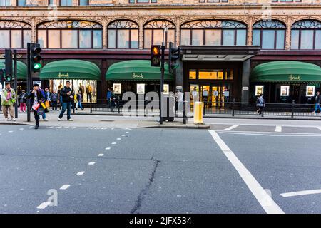 Brompton Road und Harrods. Harrods Limited ist ein Kaufhaus an der Brompton Road in Knightsbridge. Es ist im Besitz des Staates Katar über seine Stockfoto