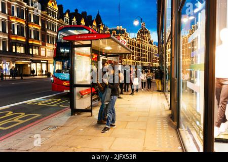 Bushaltestelle. Bahnhof Knightsbridge. Die Einkaufsstraße. Die Brompton Road ist eine Straße im südlichen Teil von Knightsbridge und im östlichen Par Stockfoto