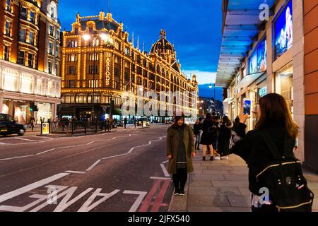 Brompton Road und Harrods. Harrods Limited ist ein Kaufhaus an der Brompton Road in Knightsbridge. Es ist im Besitz des Staates Katar über seine Stockfoto