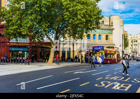 Gloucester Road ist eine Londoner U-Bahn-Station in Kensington, West-London. Der Bahnhofseingang befindet sich in der Nähe der Kreuzung Gloucester Road A Stockfoto