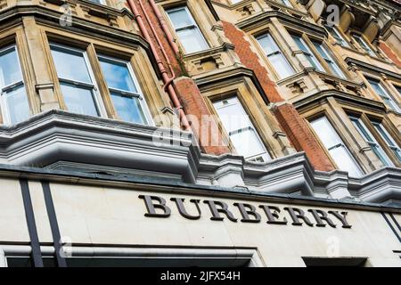 Der Burberry Store. Burberry ist ein britisches Luxus-Modehaus mit Hauptsitz in London, England, Großbritannien und Europa Stockfoto