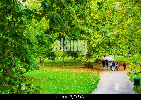 Kensington Gardens, einst die privaten Gärten des Kensington Palace, gehören zu den Royal Parks von London. Die Gärten werden von der Stadt Westmins geteilt Stockfoto