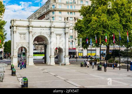 Marble Arch ist ein Triumphbogen aus dem 19.. Jahrhundert mit weißem Marmor in London, England. Die Struktur wurde von John Nash im Jahr 1827 entworfen, um der Staat zu sein Stockfoto