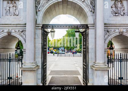 Marble Arch ist ein Triumphbogen aus dem 19.. Jahrhundert mit weißem Marmor in London, England. Die Struktur wurde von John Nash im Jahr 1827 entworfen, um der Staat zu sein Stockfoto