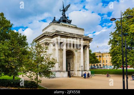 Der Wellington Arch, auch bekannt als Constitution Arch oder Green Park Arch, ist ein Triumphbogen der Klasse I von Decimus Burton, der ein Herzstück bildet Stockfoto