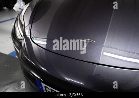 Parken unter der Madeleine Kirche, mit Tesla Autos (mit dem Logo hier) eingesteckt, um am 24. April 2022 in Paris, Frankreich, aufgeladen zu werden. Eine halbe Tausendstel Stockfoto