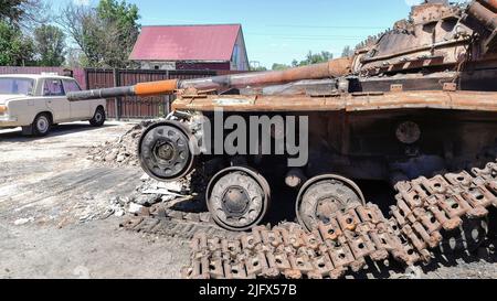 Zerstörter Panzer auf der Straße des Dorfes der Ukraine Stockfoto