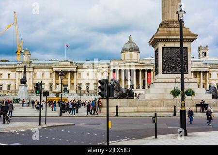 Trafalgar Square ist ein öffentlicher Platz in der City of Westminster, Central London, der Anfang des 19.. Jahrhunderts um das Gebiet herum gegründet wurde, das früher als bekannt war Stockfoto