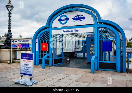 Der Festival Pier ist eine Haltestelle für Flussschifffahrten auf der Themse, London, Großbritannien. Der Pier gehört und wird von London River Services, einem Teil von Tran, betrieben Stockfoto