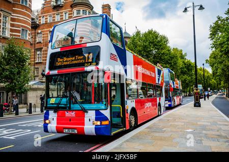 Doppeldeckerbus mit offenem Oberdeck, der mit der Union Jack-Flagge bemalt ist. London, England, Großbritannien, Europa Stockfoto