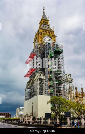 Big Ben während der Wartungsarbeiten mit Gerüsten bedeckt. Der offizielle Name des Turms, in dem sich Big Ben befindet, war ursprünglich der Uhrenturm, aber Stockfoto