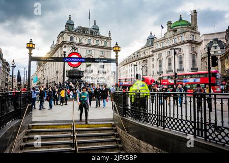 Eingangstreppe zur U-Bahnstation Picadilly Circus. Der Piccadilly Circus ist ein Straßenknotenpunkt und öffentlicher Raum im Londoner West End in der City of Westmi Stockfoto