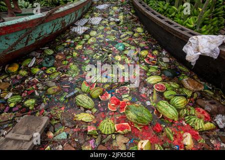 Verfaulte Früchte am buriganga-Fluss, Dhaka, Bangladesch. Stockfoto