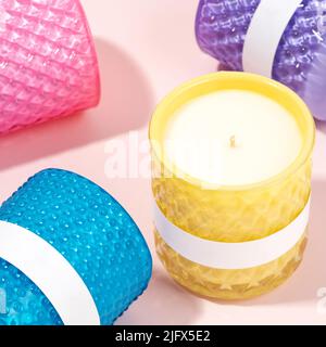 Set von Duftkerzen in Gläsern in verschiedenen Farben. Das Konzept von Wohnkomfort, Aromatherapie und Entspannung. Gemischte mehrfarbige Kerze aus Sojawachs Stockfoto