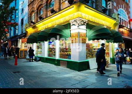 Chinesisches Lebensmittelgeschäft. Chinatown ist eine ethnische Enklave in der City of Westminster. Die Enklave nimmt derzeit das Gebiet in und um die Gerrard Street ein. I Stockfoto