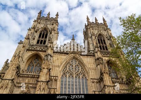 Außenansicht der Kathedrale und der metropolitischen Kirche Saint Peter, besser bekannt als York Minster, in der Stadt York, England Stockfoto