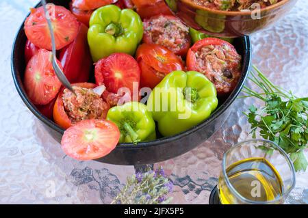 Griechische traditionelle Küche Gemista bereits im Ofen gekocht. Gefüllte Paprika, Tomaten, Zucchini mit Reis, Gemüse, Kräutern und manchmal Hackfleisch Stockfoto