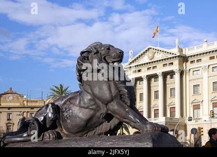 Bronzestatue eines Löwen am Fuße der Kolumbus-Säule (erbaut 1888), Barcelona, Spanien Stockfoto