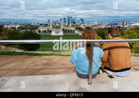 Paar am Greenwich Park ViewPoint. Blick auf Canary Wharf vom Greenwich Park. Greenwich, Greater London, London, England, Großbritannien, Europa Stockfoto