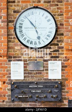 Die Shepherd Gate Clock ist an der Wand außerhalb des Tores des Royal Observatory montiert. Die Uhr, ein frühes Beispiel für eine elektrische Uhr, war eine slawe Stockfoto