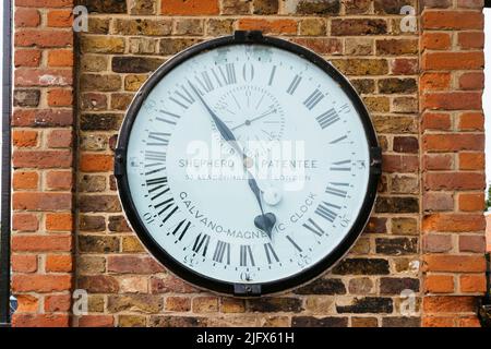 Die Shepherd Gate Clock ist an der Wand außerhalb des Tores des Royal Observatory montiert. Die Uhr, ein frühes Beispiel für eine elektrische Uhr, war eine slawe Stockfoto