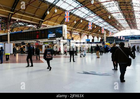 Victoria Station, auch bekannt als London Victoria, ist ein zentraler Londoner Bahnhof und eine angeschlossene Londoner U-Bahn-Station in Victoria, in der Cit Stockfoto