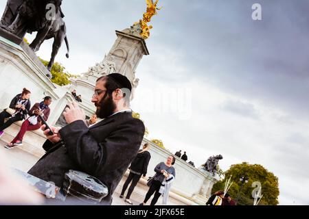 Älterer orthodoxer jüdischer Mann neben Buckingham Palace. City of Westminster, London, England, Großbritannien, Europa Stockfoto