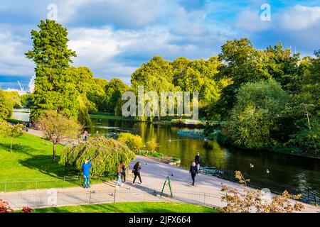 Der St James's Park ist ein 23 Hektar großer Park in der City of Westminster, im Zentrum von London. Wurde nach einem Leprakrankenhaus benannt, das dem hl.Jakobus dem Less gewidmet ist. Stadt Stockfoto